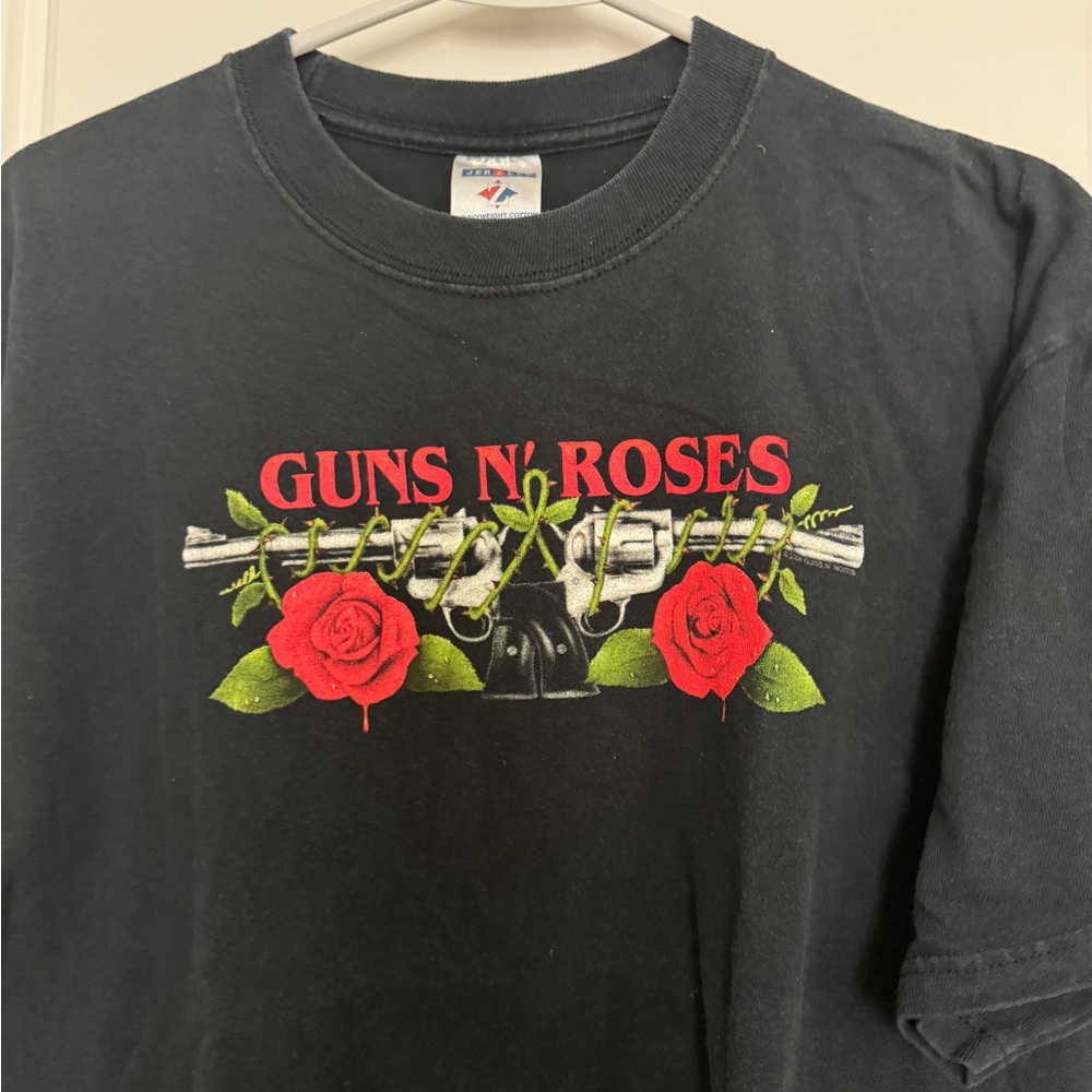 ICONIC Jerzees Black Guns N' Roses Graphic Tee with Red Roses Moto Tshirt - Picture 2 of 4